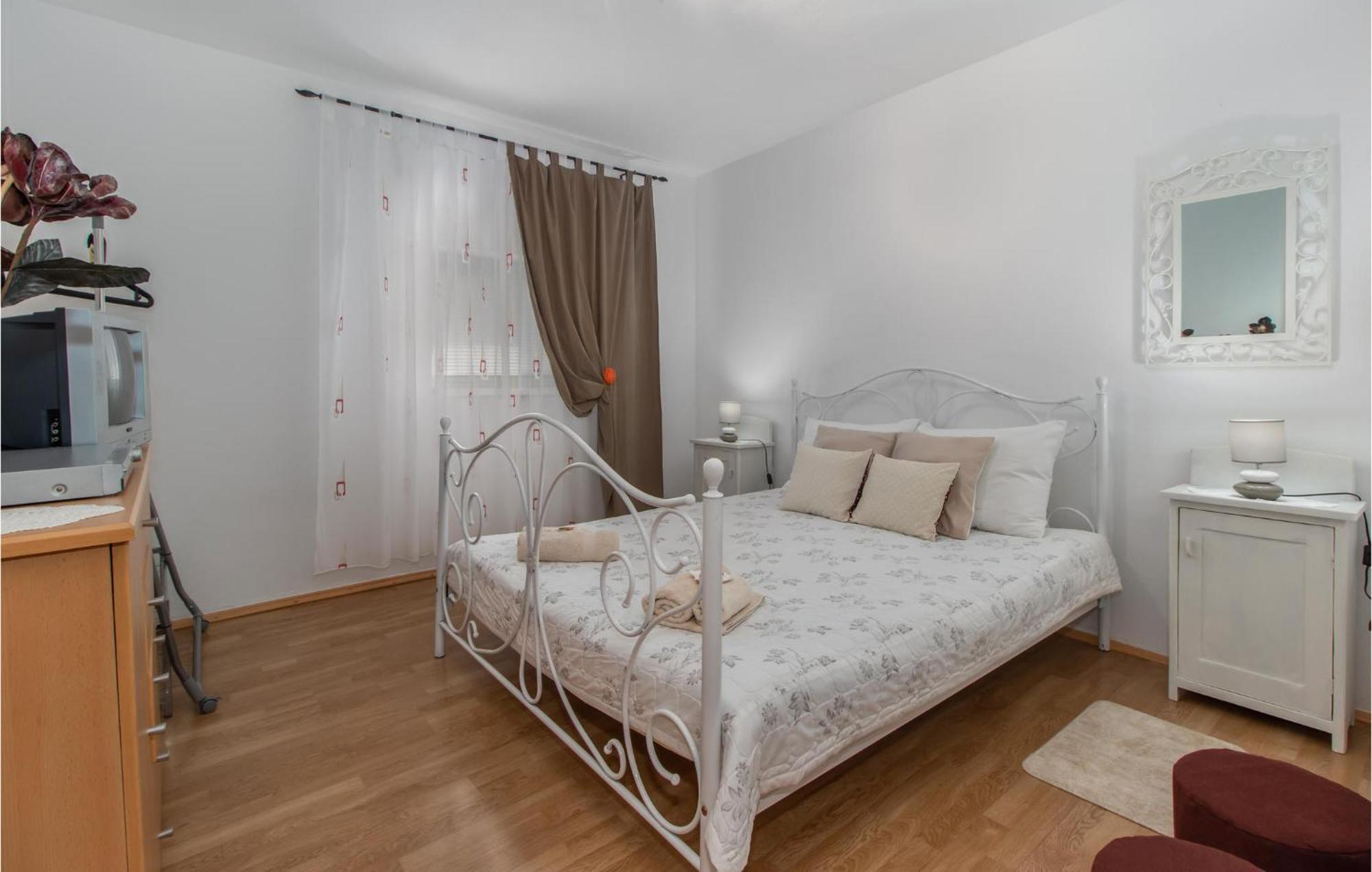 Nice Apartment In Smrika With Kitchen Exterior foto