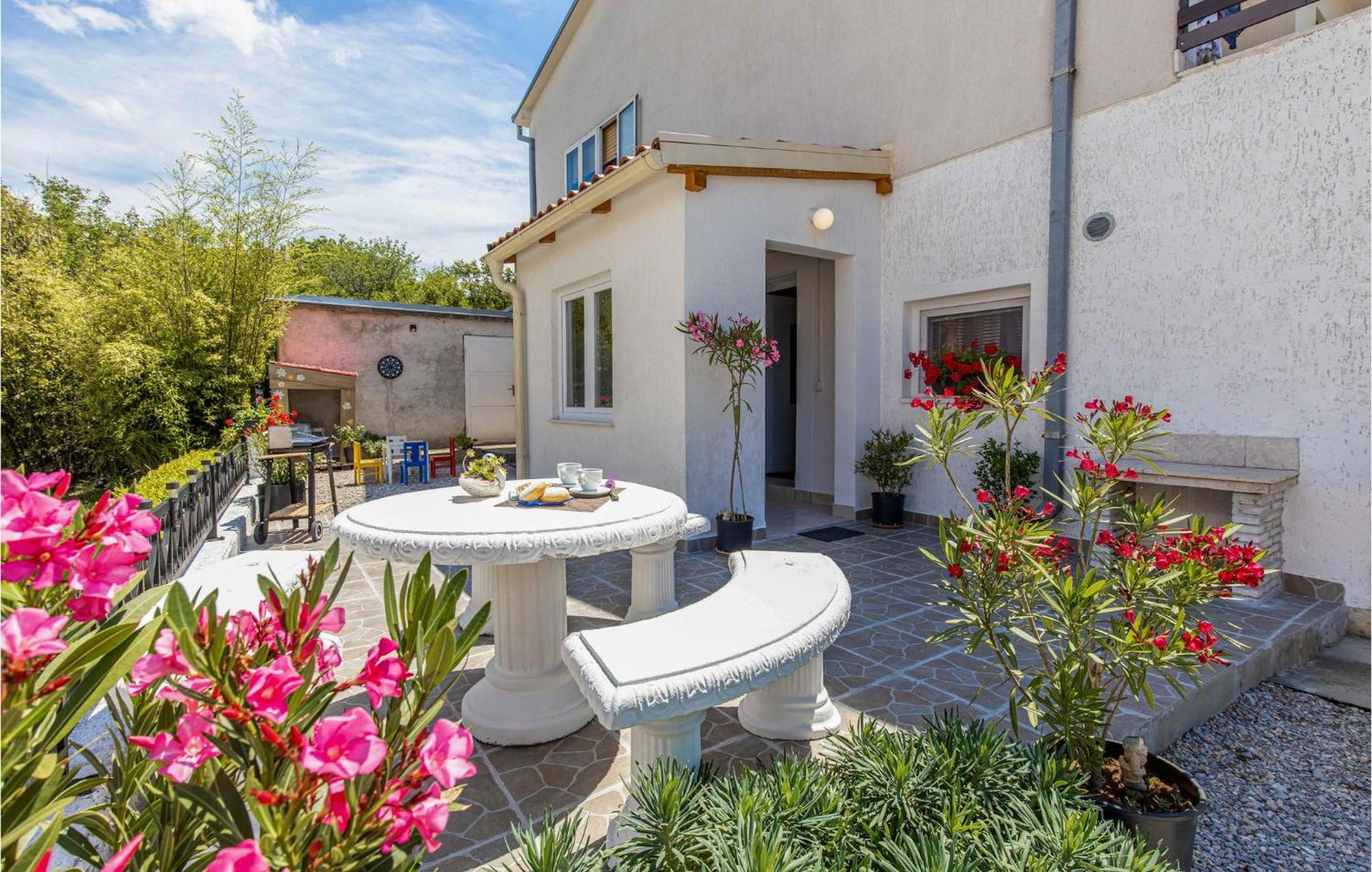 Nice Apartment In Smrika With Kitchen Exterior foto
